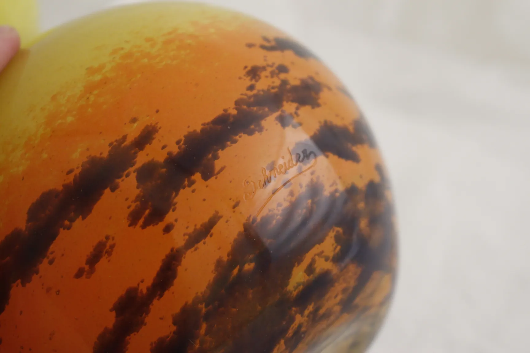 따뜻한 색조의 슈나이더 서명이 있는 앤틱 유리잔.