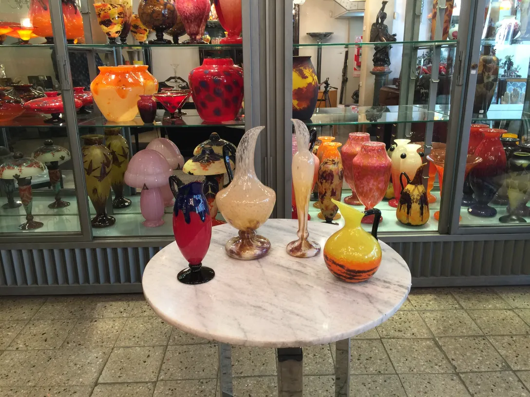 Verre signé Schneider d'antiquité avec des motifs colorés.