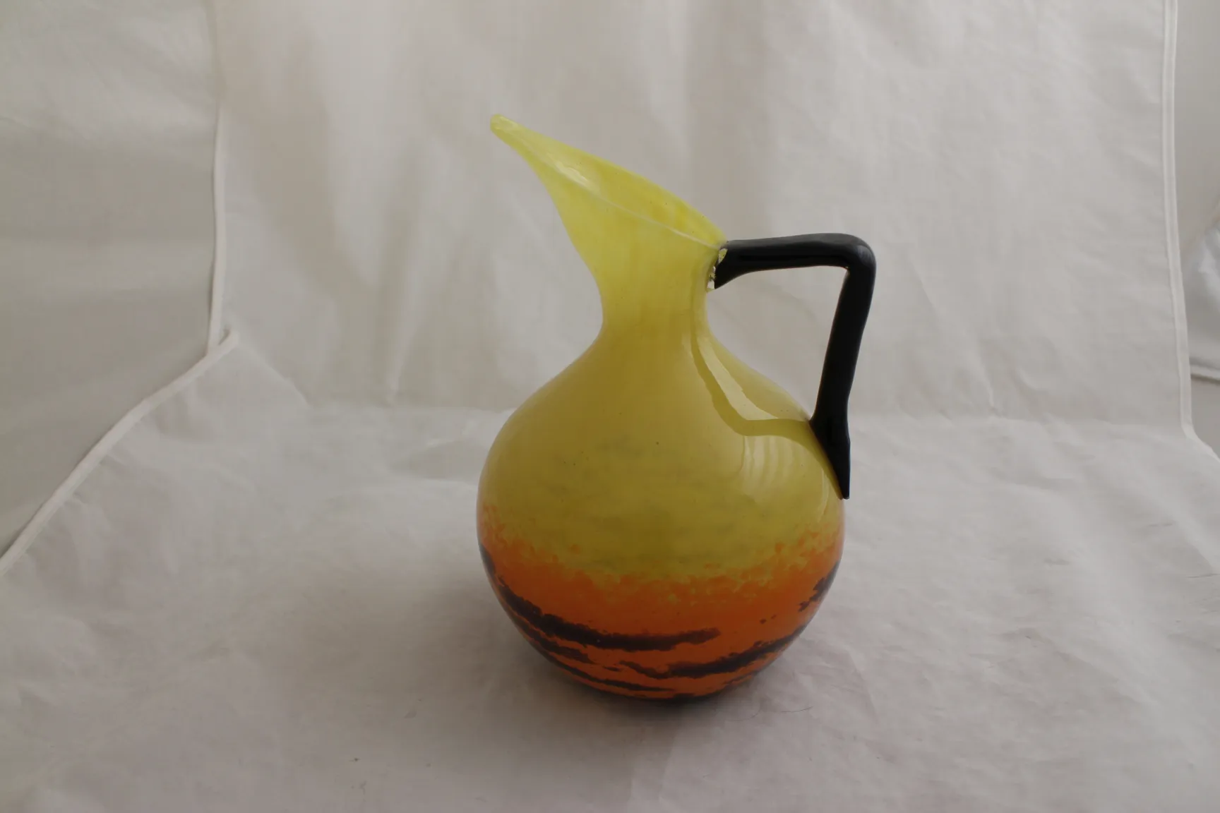 antiquariato brocca gialla in vetro firmata da schneider