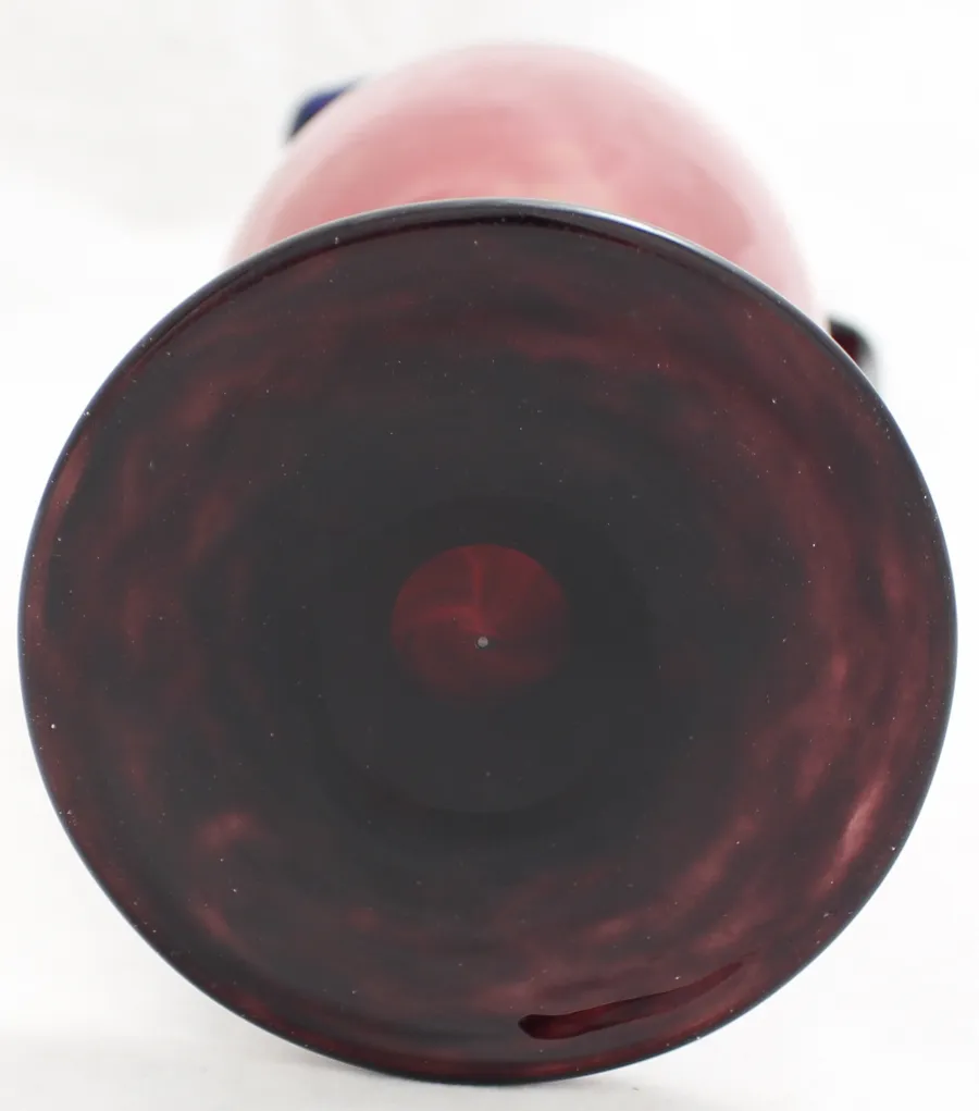 vue du dessous d'un verre signé Schneider de couleur rouge