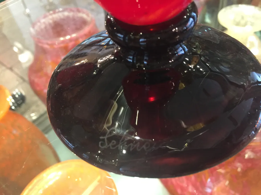 vidrio firmado de forma distintiva con decoración elegante, antigüedades