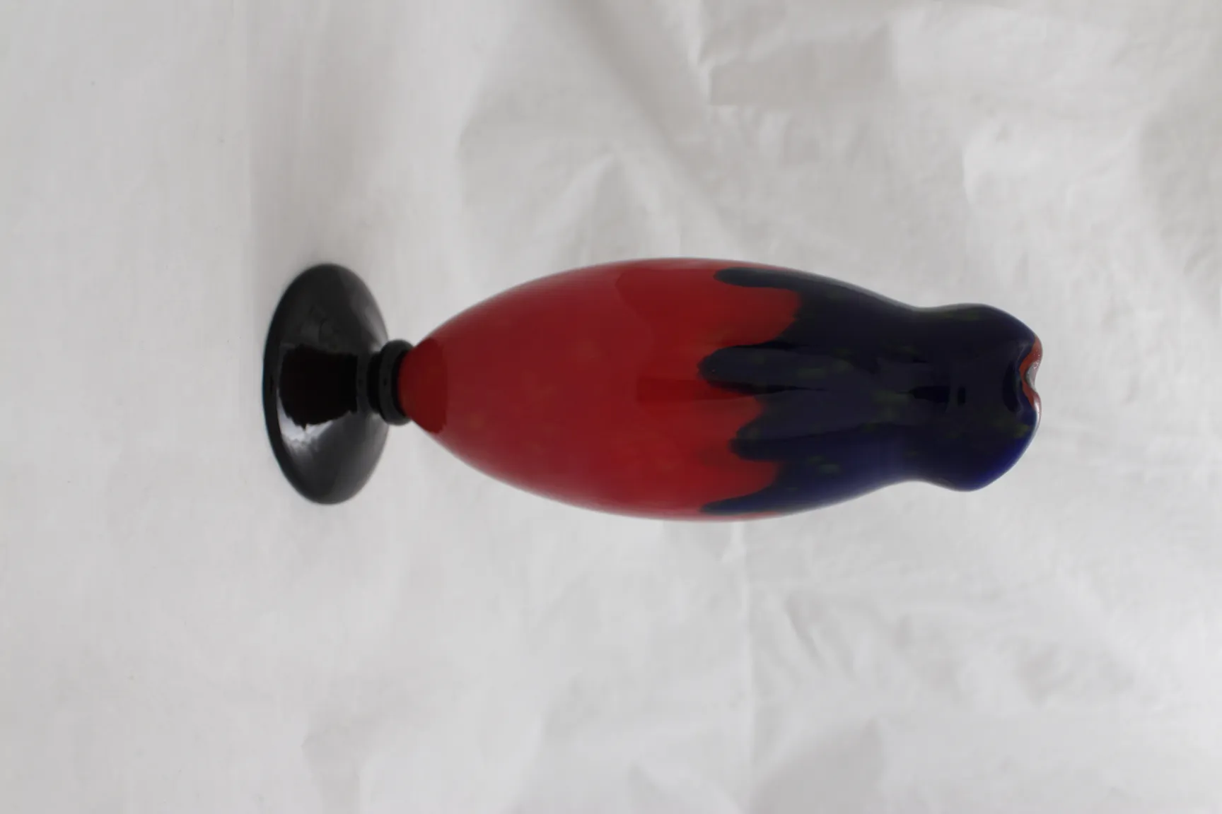 Verre ancien signé par Schneider en couleurs rouges et noires décoratives