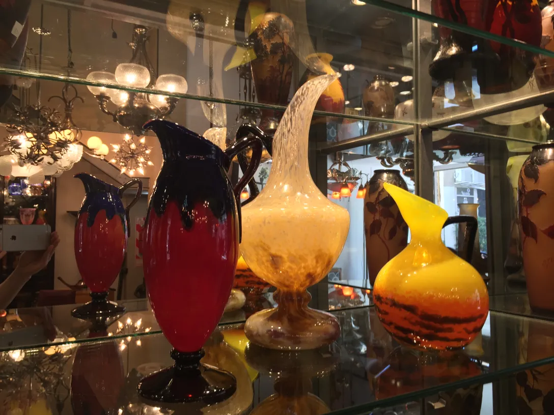 verre signé ancien schneider avec couleurs vives en exposition