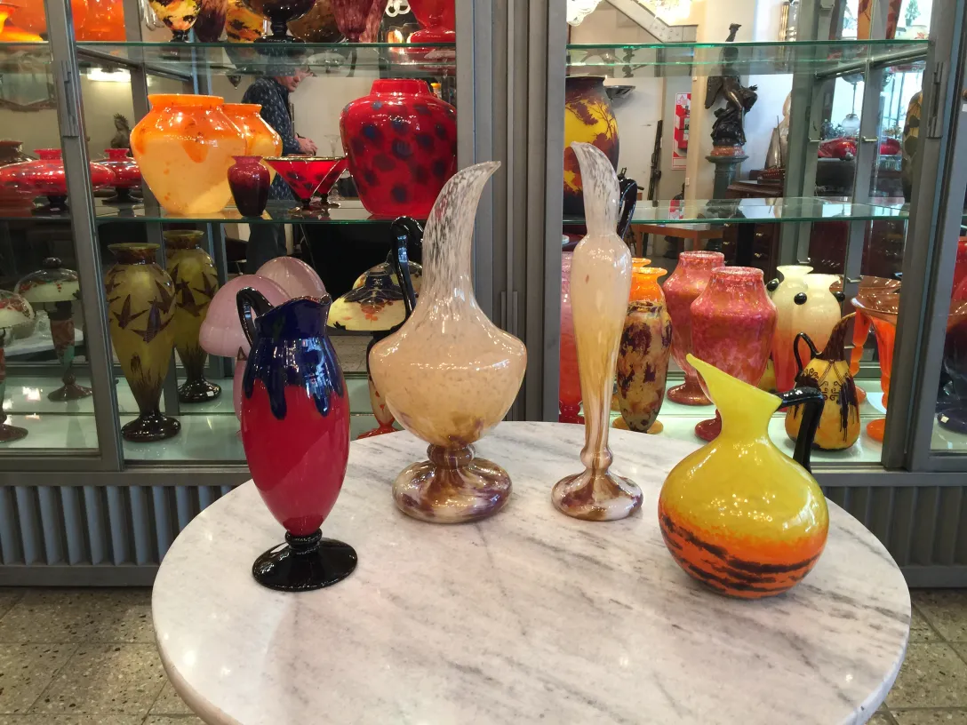 Verre ancien signé, design artistique coloré, environnement décoratif.