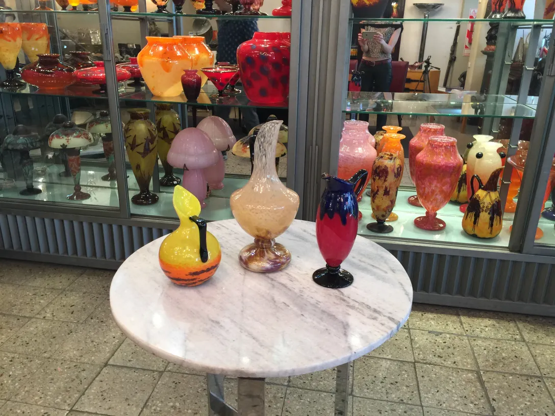 Antikes Glas, signiert von Schneider, bunt und dekorativ.