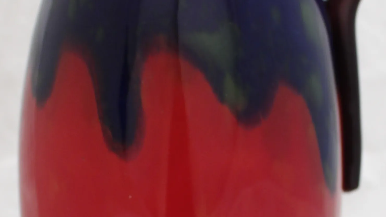 Verre antique signé par Schneider, avec des couleurs vibrantes et un design élégant.