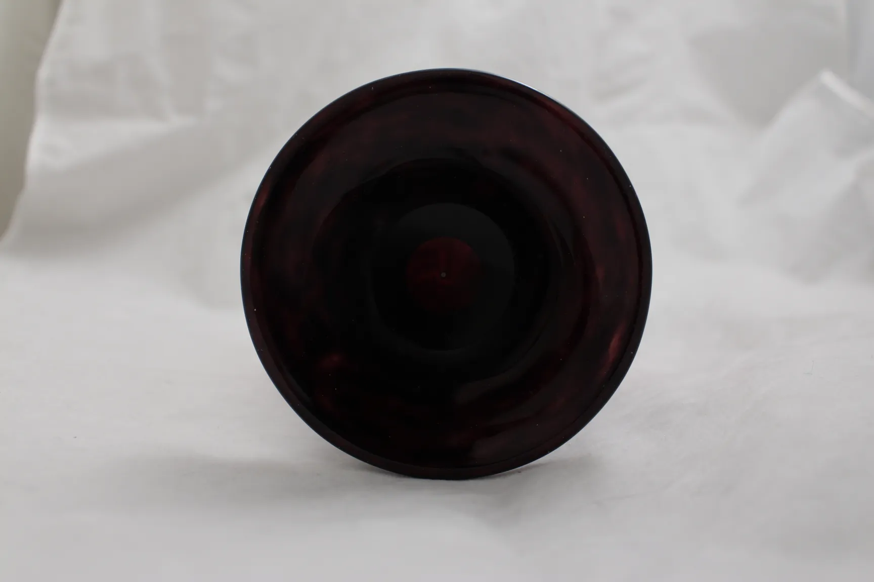 Verre signé par Schneider, design français ancien. Fond propre.