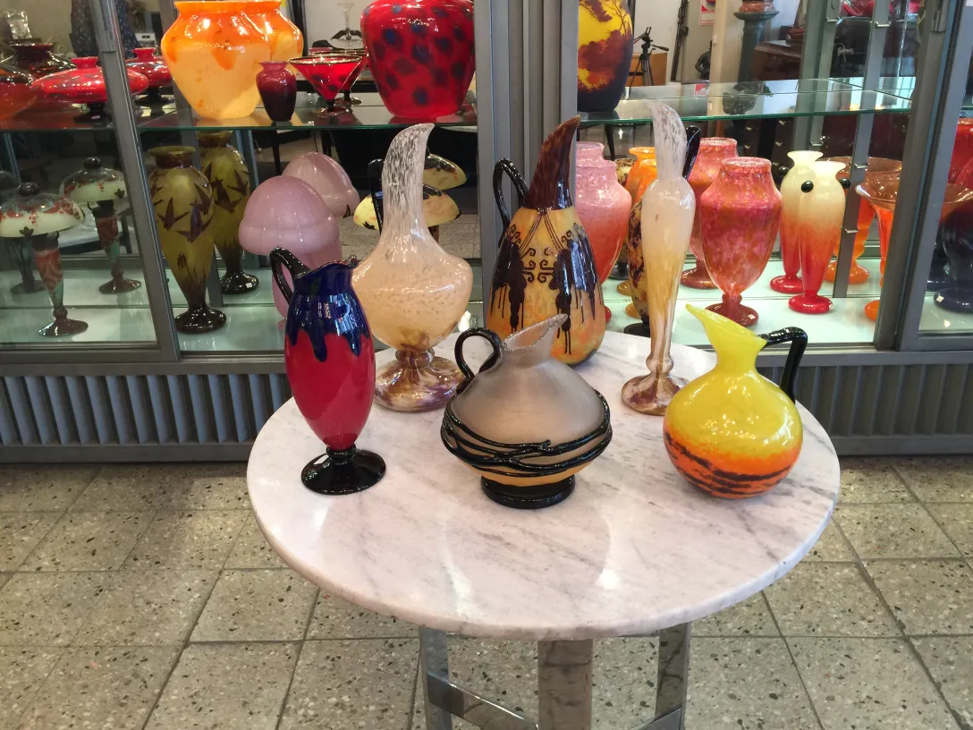 展示されたカラフルなサイン入りグラスシュナイダー