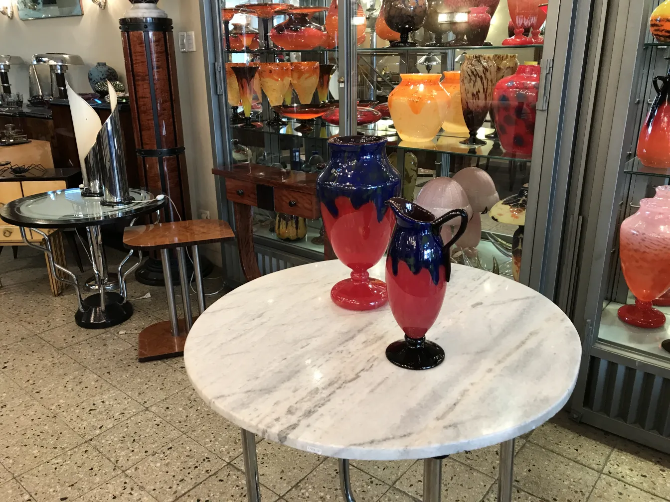 bunt signiertes glas rot und blau auf marmortisch, vintage dekoration