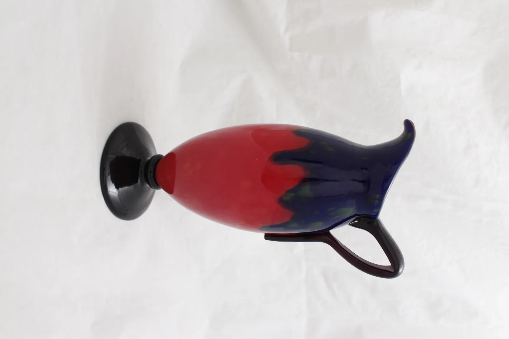 vidro assinado de antiquidade com detalhes decorativos em vermelho e azul