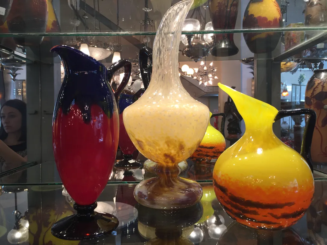 verre signé antique en exposition, couleurs vives