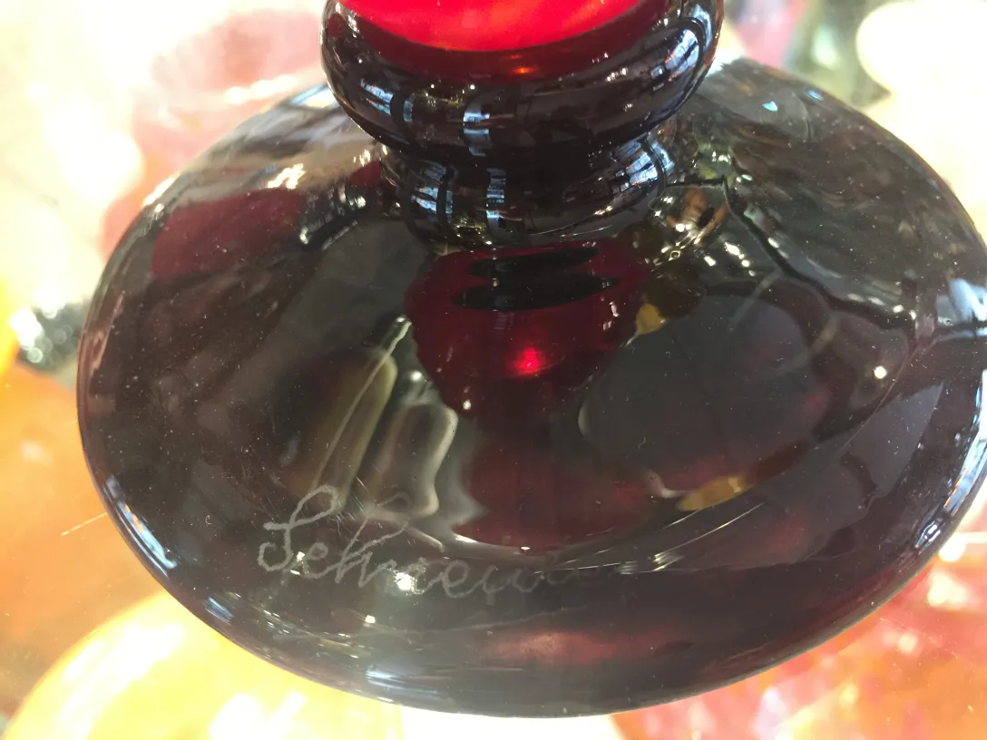 Verre ancien signé par Schneider avec des couleurs vibrantes.