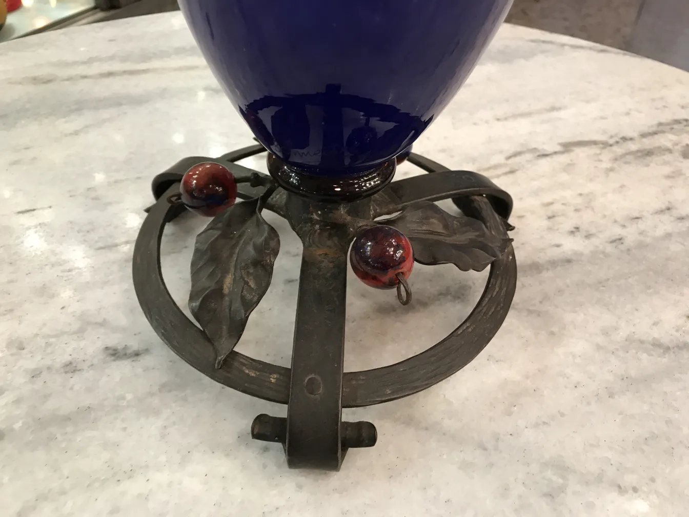 Base de verre antique avec des détails décoratifs en métal, Schneider.