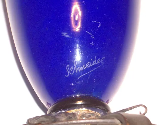 Verre antique bleu avec signature Schneider, élégant et distinctif