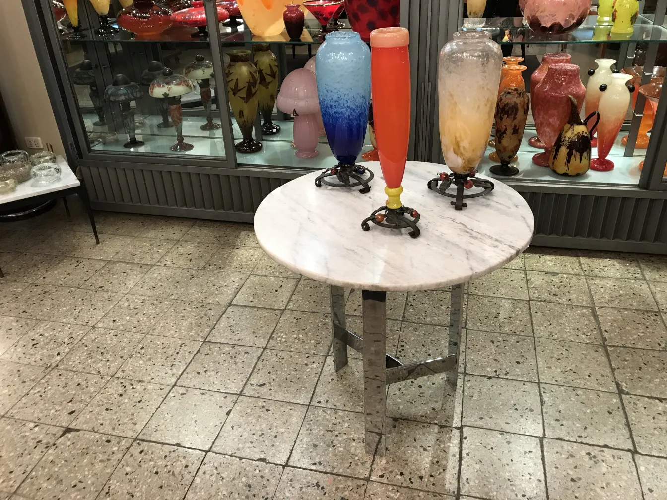 signiertes glas mit lebhaften farben in einem antiken ambiente