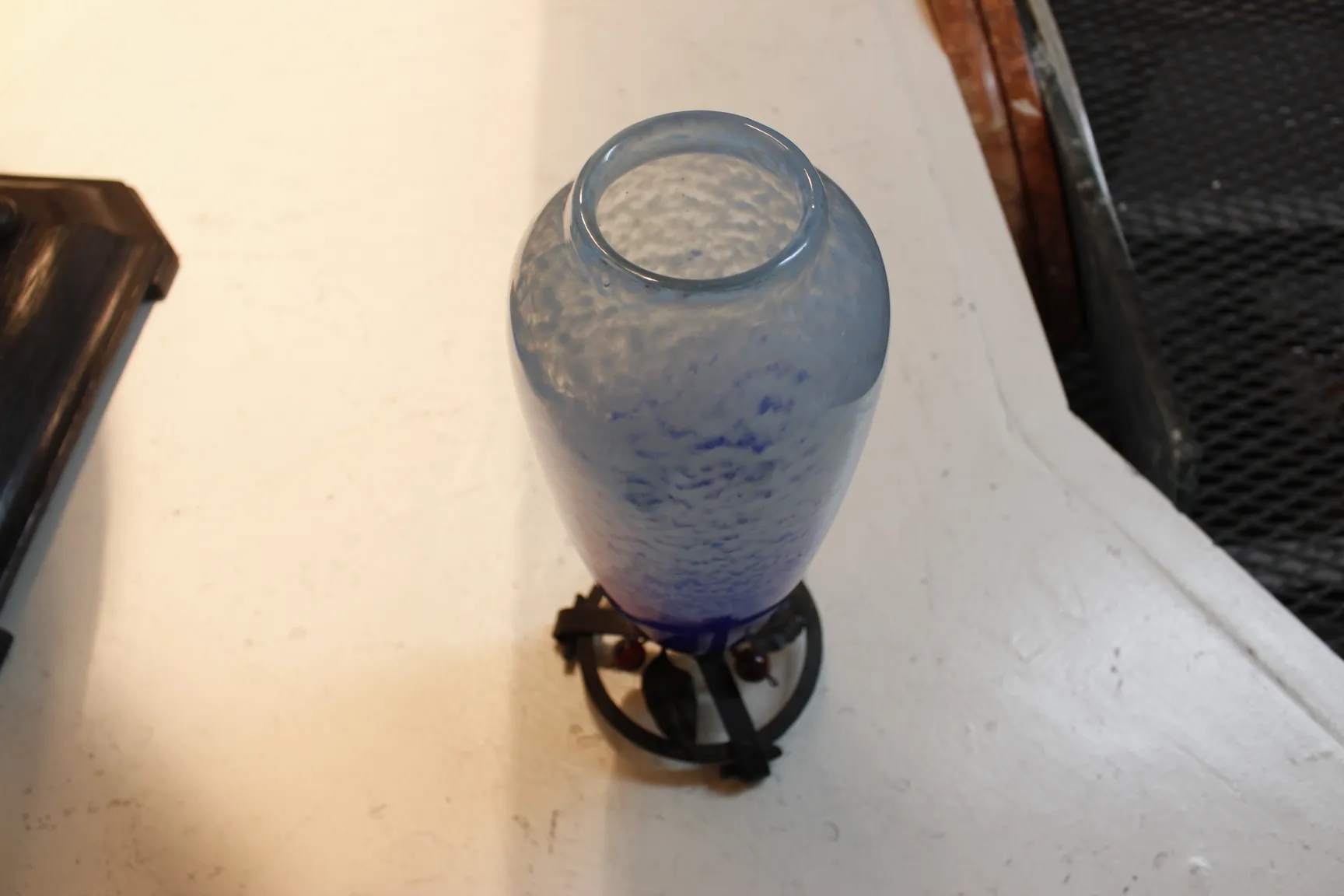 Antikes signiertes Glas von Schneider in blauer Tönung, dekorativ