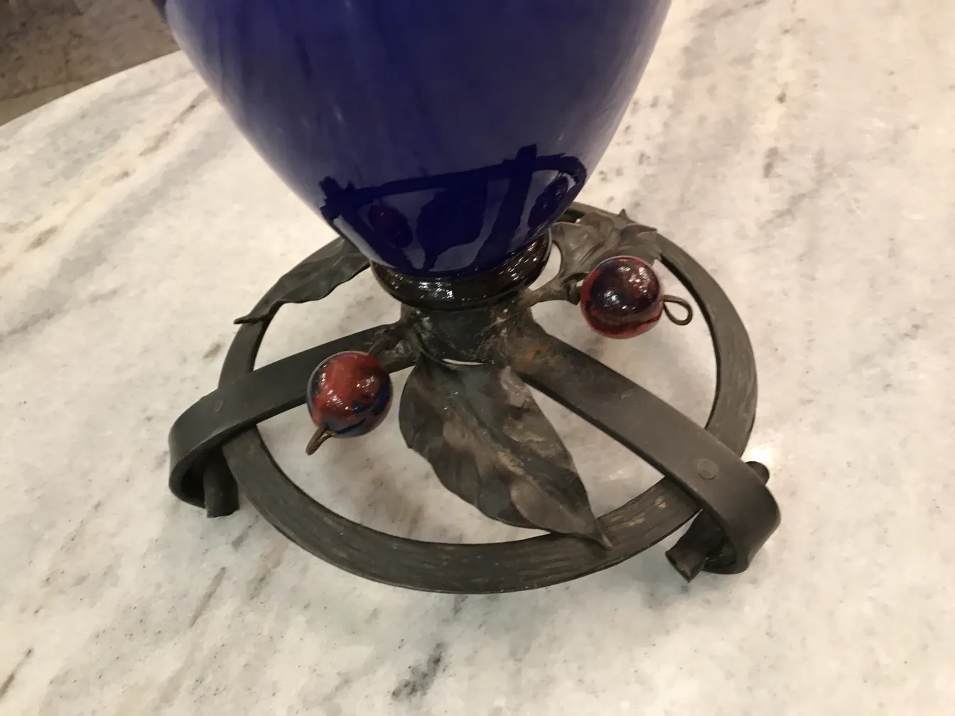 verre signé Schneider avec base décorative en métal