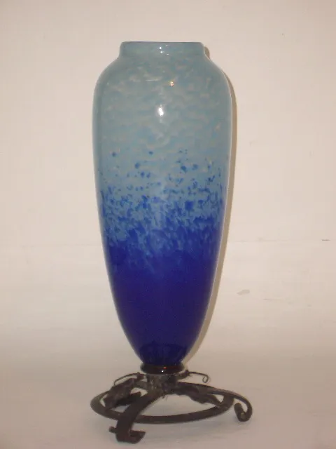 Vaso antigo azul com base de metal, vidro assinado Schneider