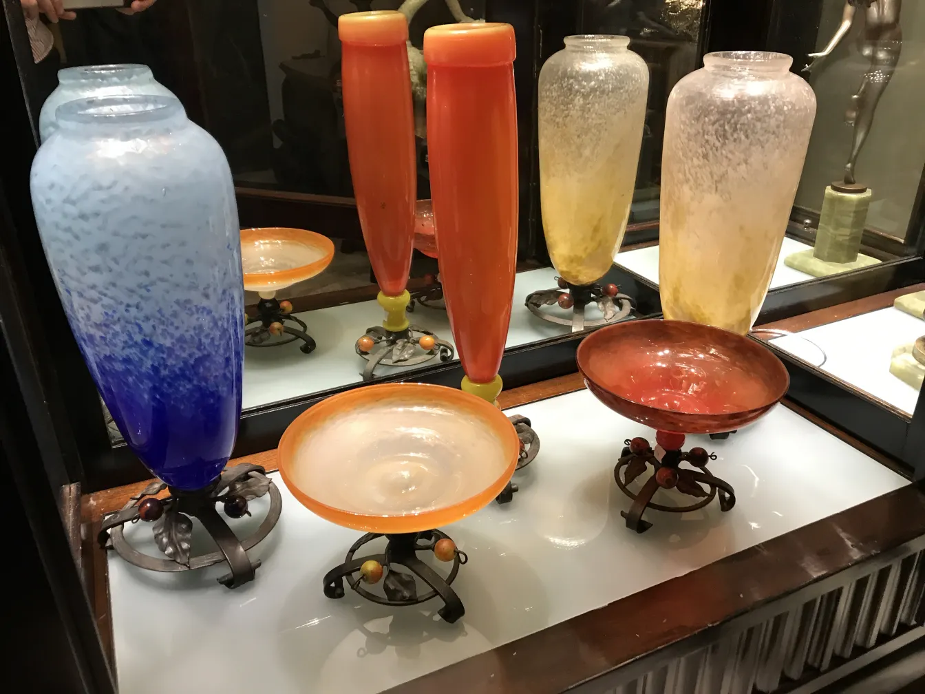 verre ancien signé Schneider avec des couleurs vives en exposé