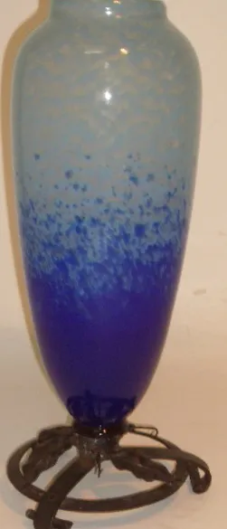 jarra de vidro azul com borda decorativa fina