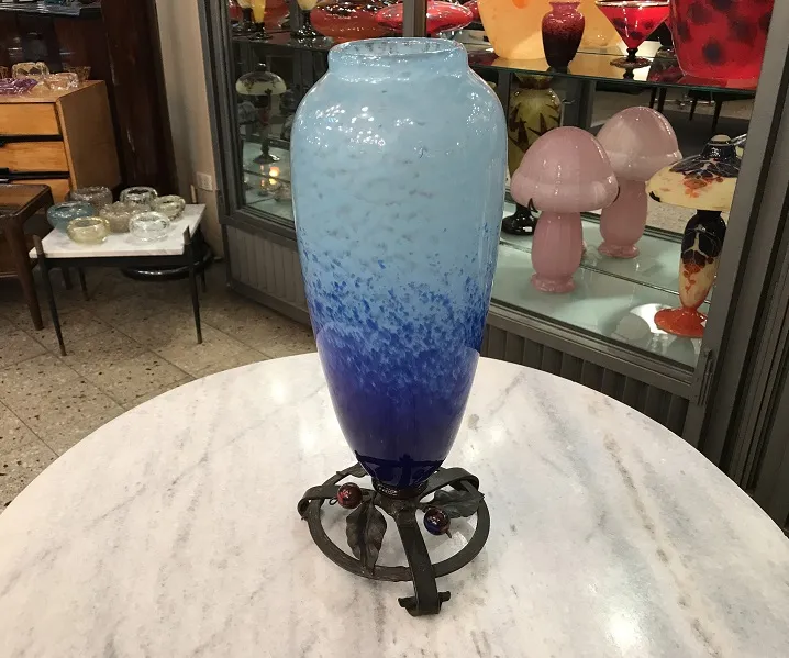 blauer vase aus signiertem glas schneider mit dekorativem sockel