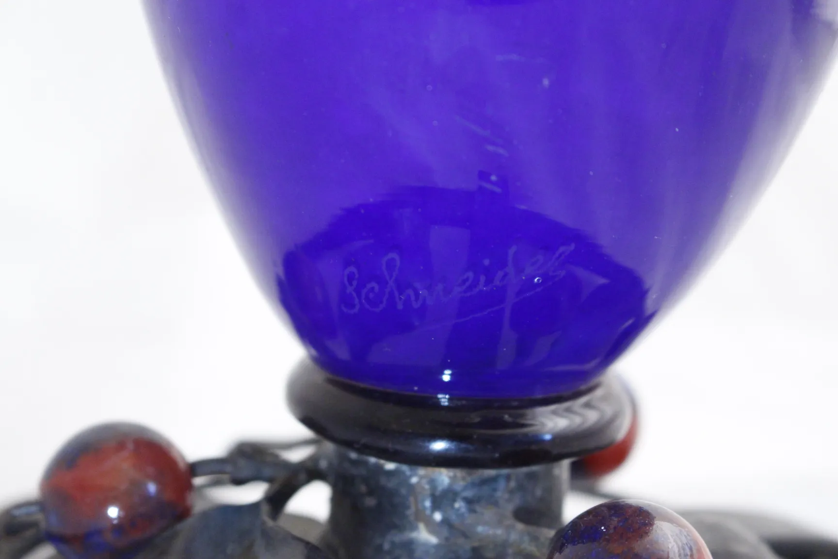 verre ancien avec la signature Schneider, design bleu et noir.