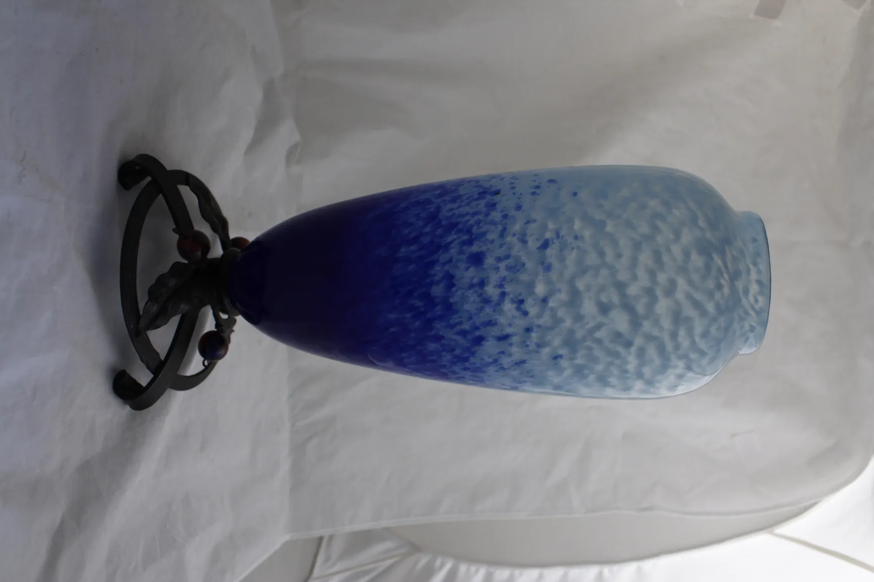 Signiertes Glas Schneider in blauen Tönen mit dekorativem Sockel.