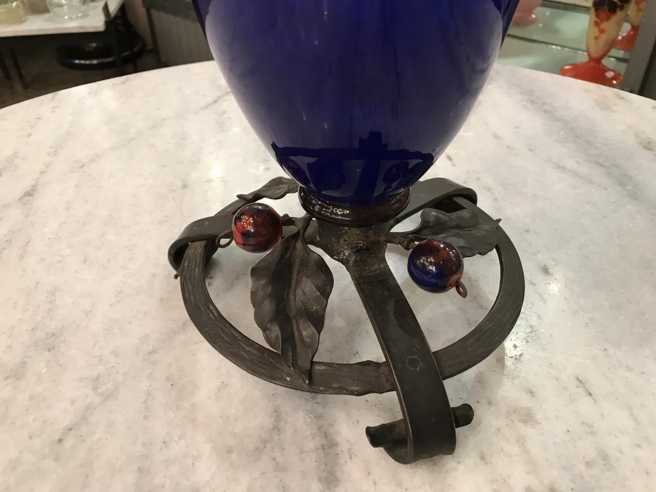 蓝色签名玻璃及古典装饰基座