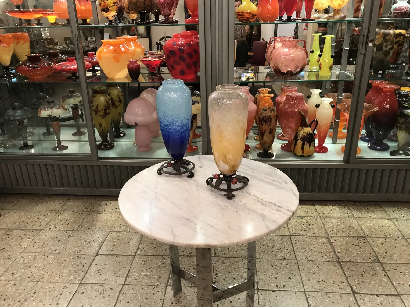 展示されている二つのサイン入りグラス（シュナイダー）、一つは青色で一つは黄色