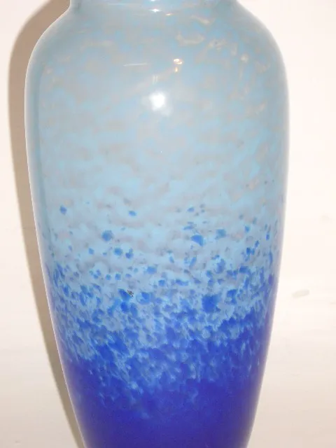 Antiquité verre signé Schneider en teintes de bleu avec des détails clairs.