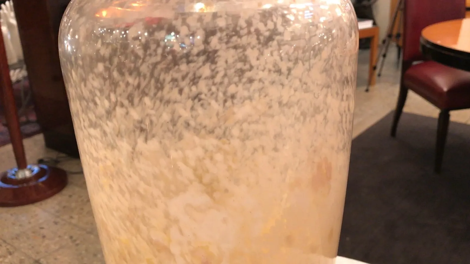 vidro antigo com padrão branco e amarelo