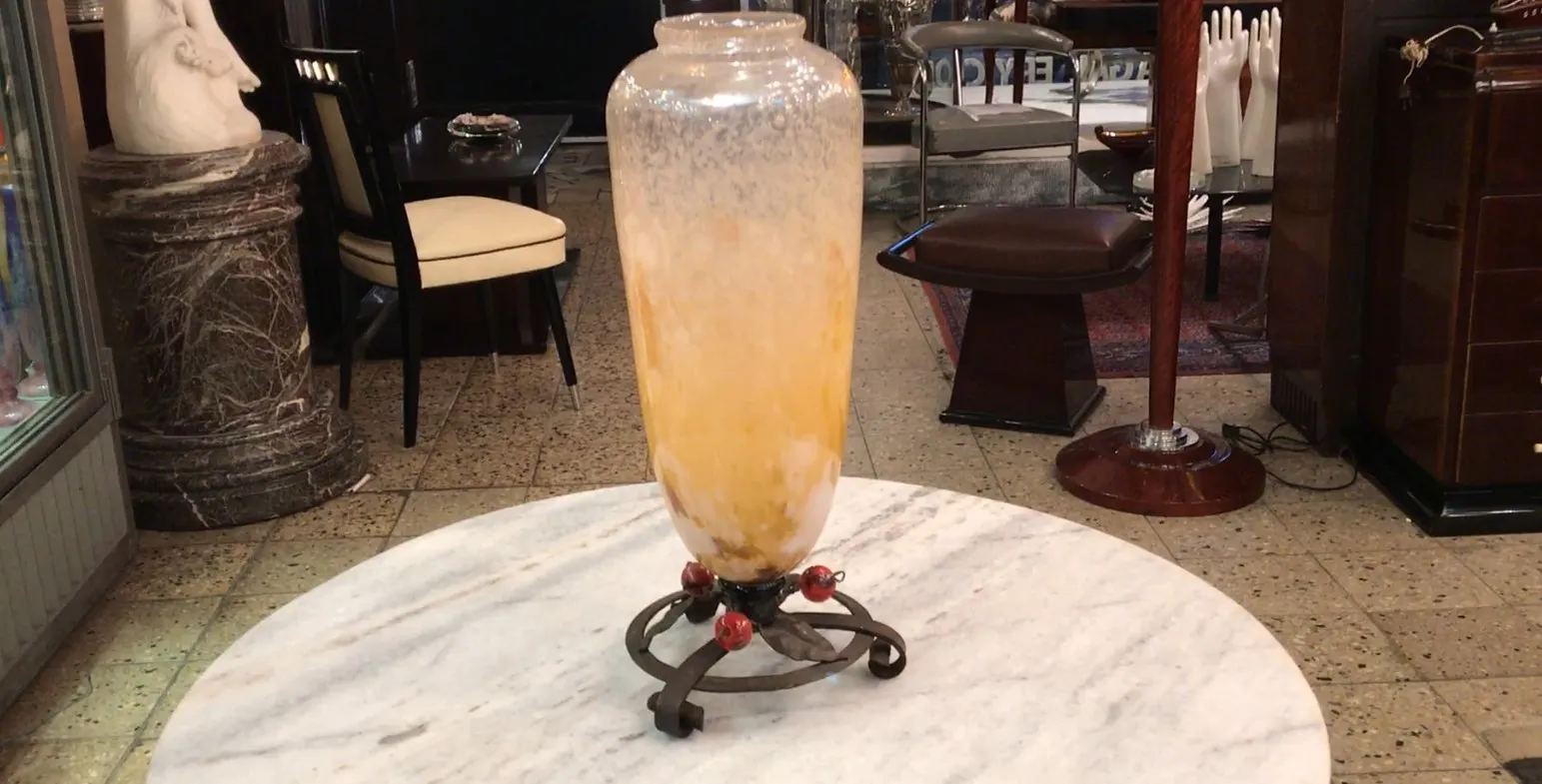 vase in vetro firmato di Schneider con supporto decorativo, antico