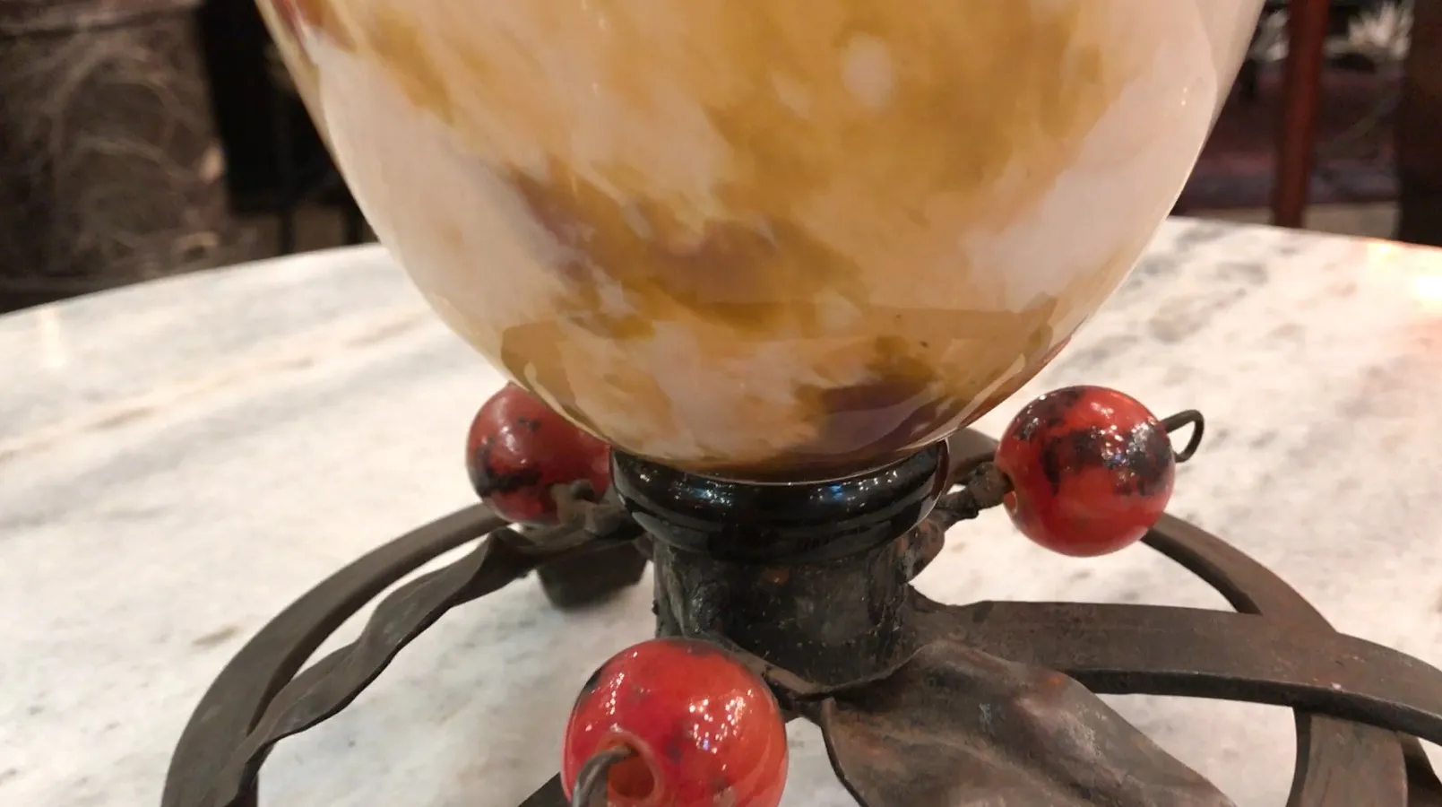 Verre signé Schneider, antiquité française, socle avec accents rouges