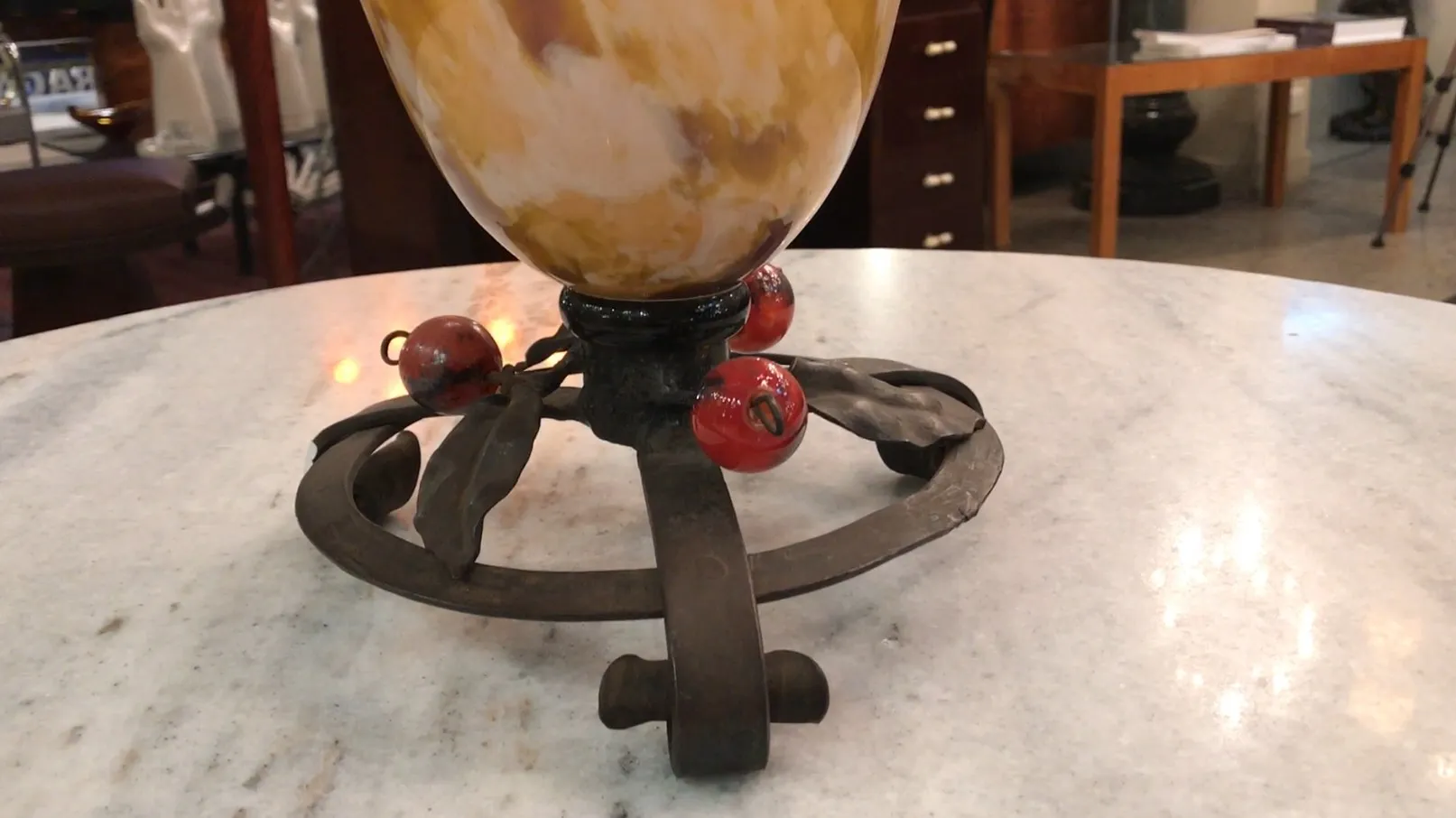 verre antique signé élément décoratif avec des tons jaunes et rouges