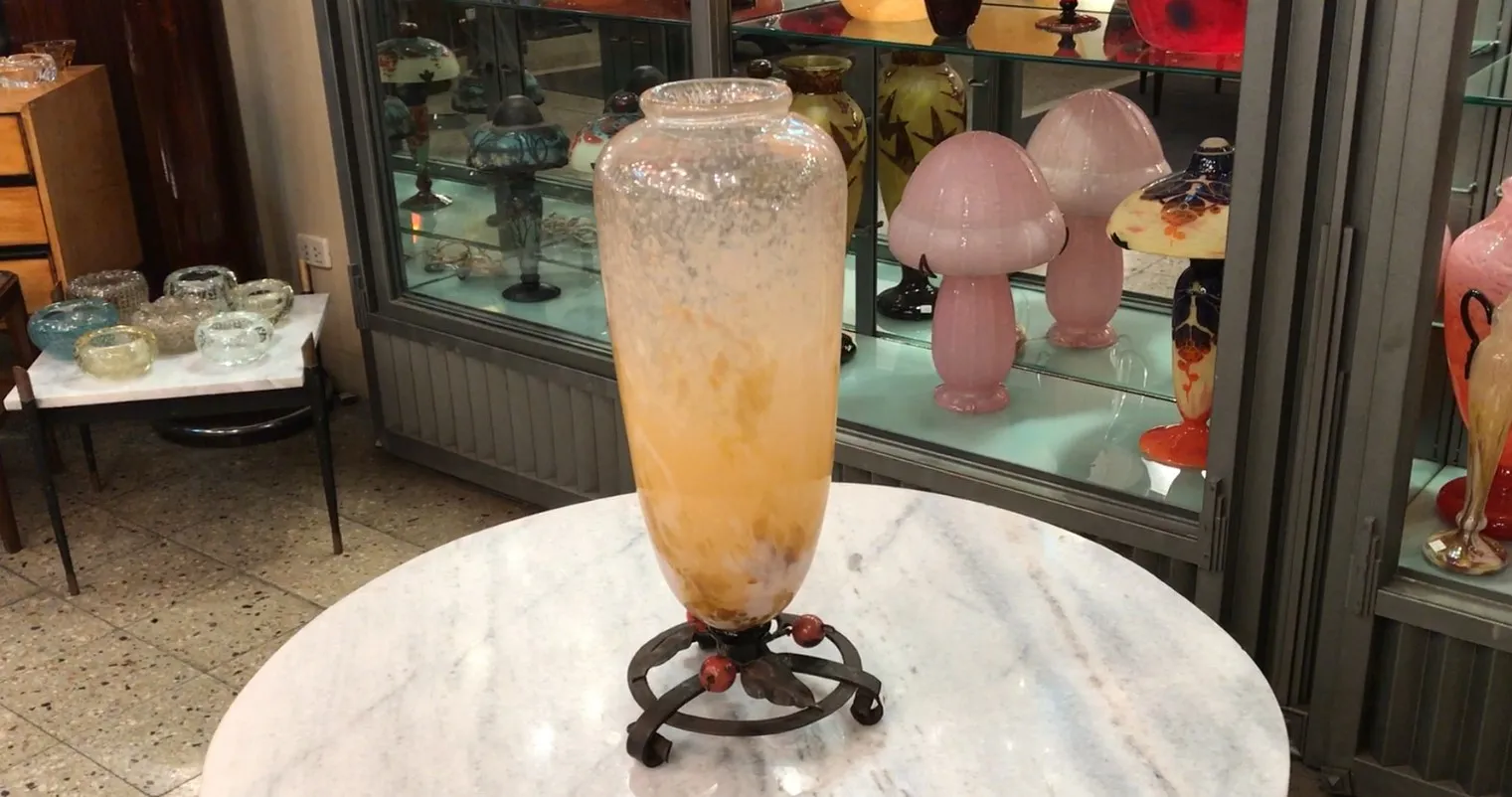 Grand vase ancien en verre aux tons jaunes et blancs avec base décorative