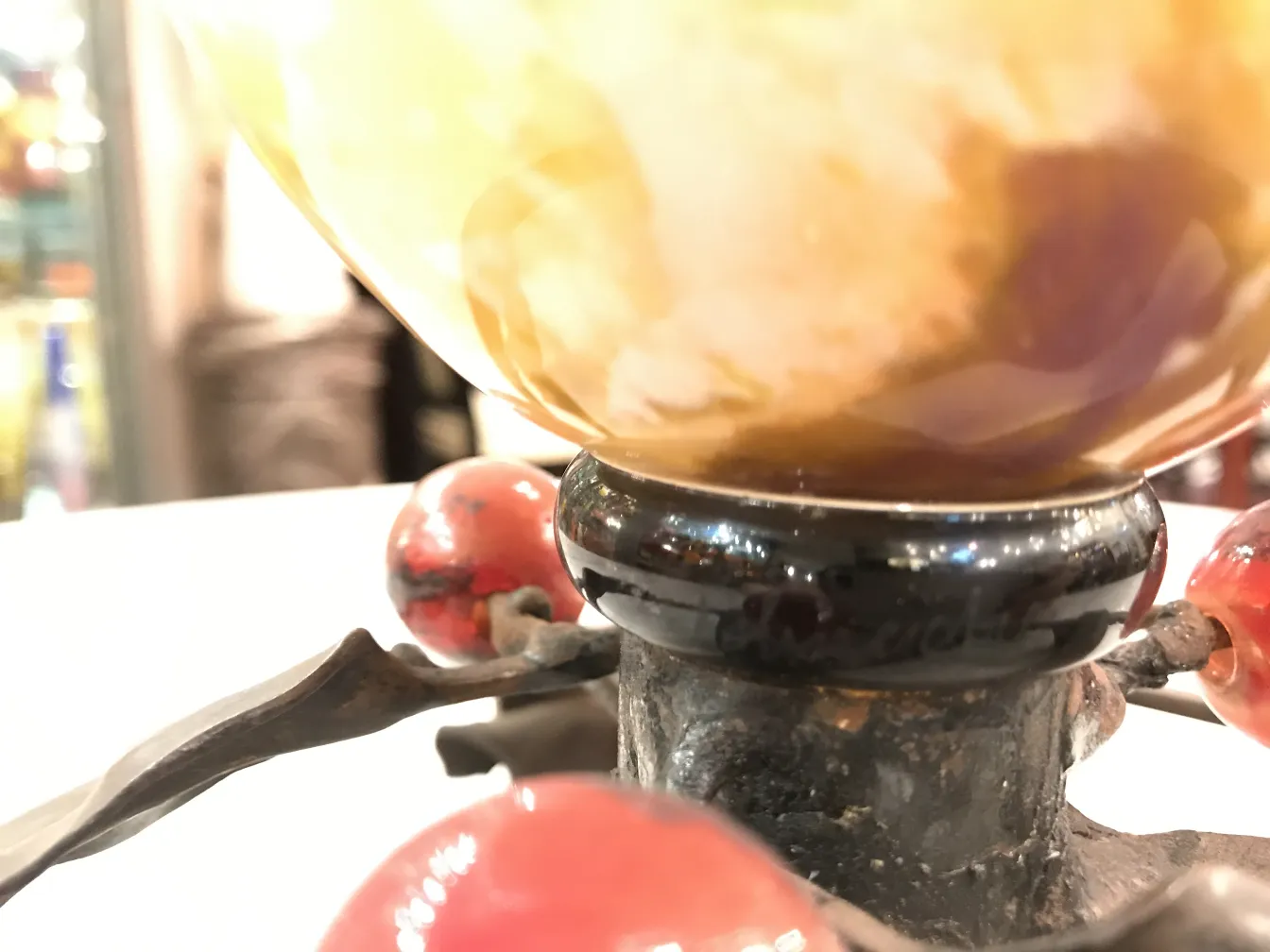 verre ancien signé par Schneider dans un contexte décoratif