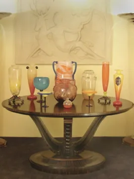 Vidrio decorativo antiguo con firma Schneider en un ambiente clásico