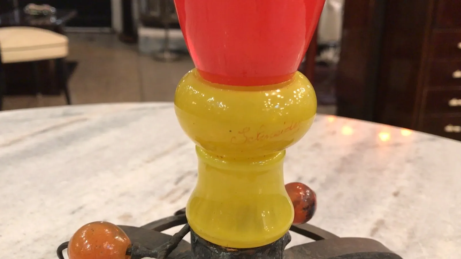 verre signé schneider aux couleurs vives, sur une table