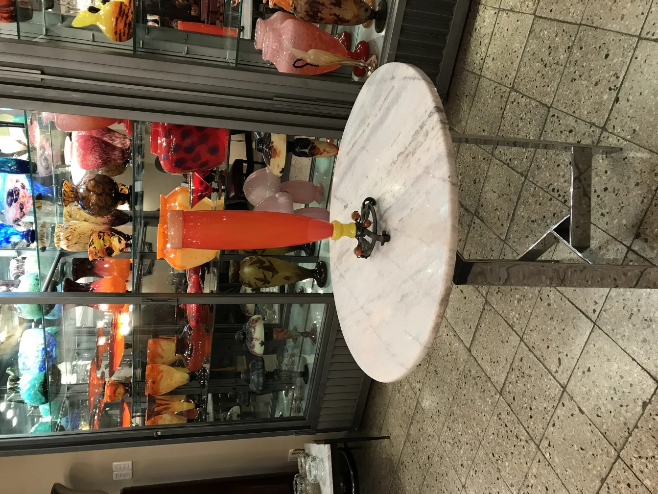 vidrio antiguo firmado de forma estilizada en una vitrina colorida