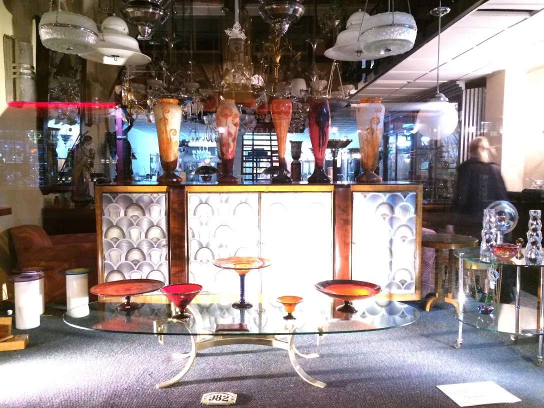 Signiertes Glas von Schneider in der Ausstellung, dekoriert, mit anderen Antiquitäten im Hintergrund.