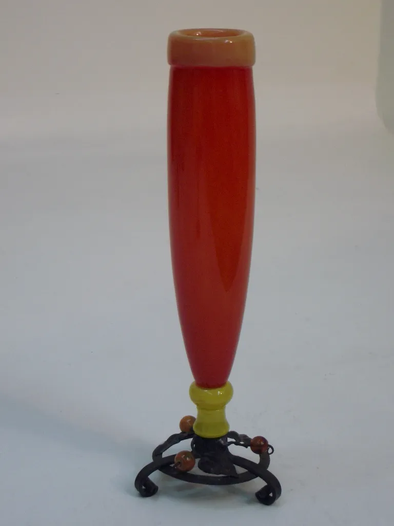 aperçu d'un vase en verre stylisé dans un environnement neutre