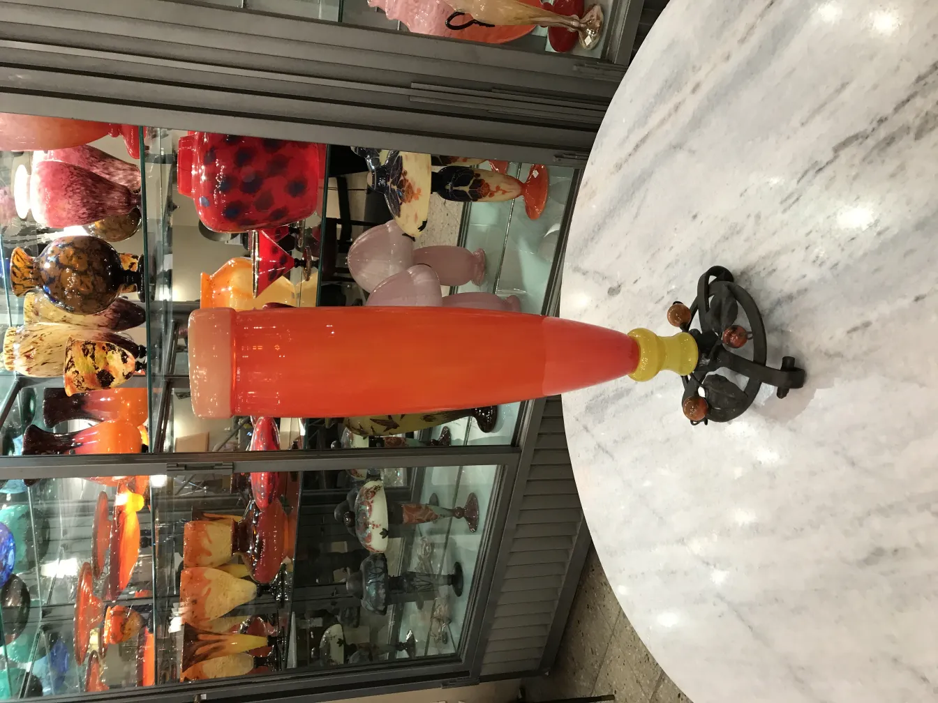 signiertes Glas mit orangefarbenen und gelben Details, antik