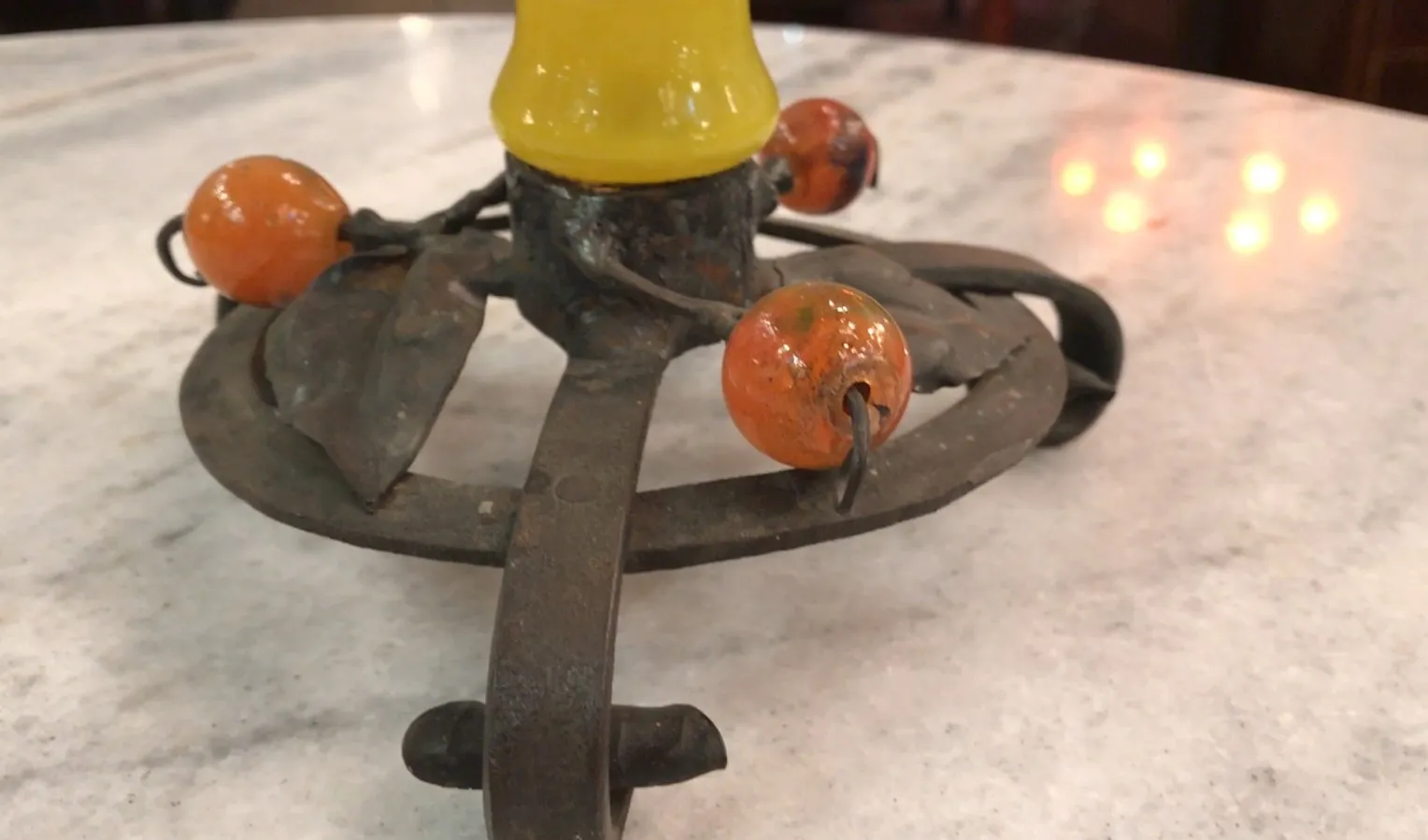 Vetro firmato Schneider con decorazione artistica e colori.