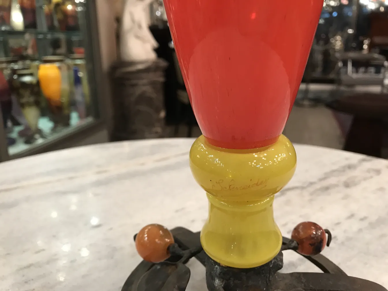 Antikes, signiertes Glas von Schneider mit lebhaften Farben.