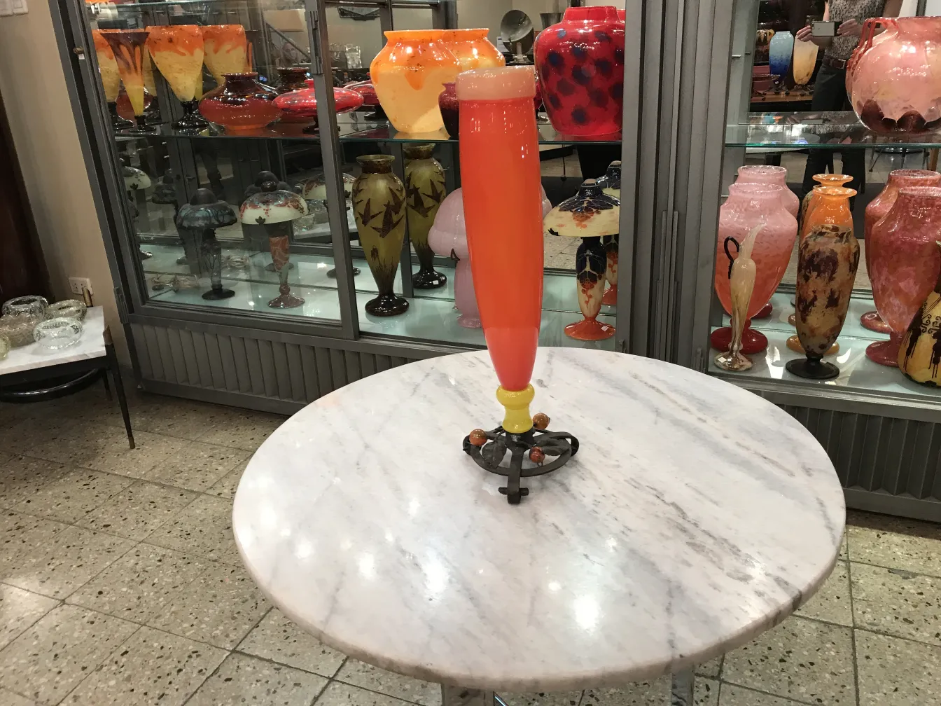 vetro firmato schneider in un ambiente elegante con altri vasi colorati