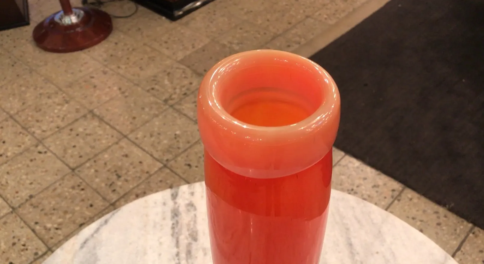 シュナイダーの署名入り古いグラス、ビンテージの環境で。