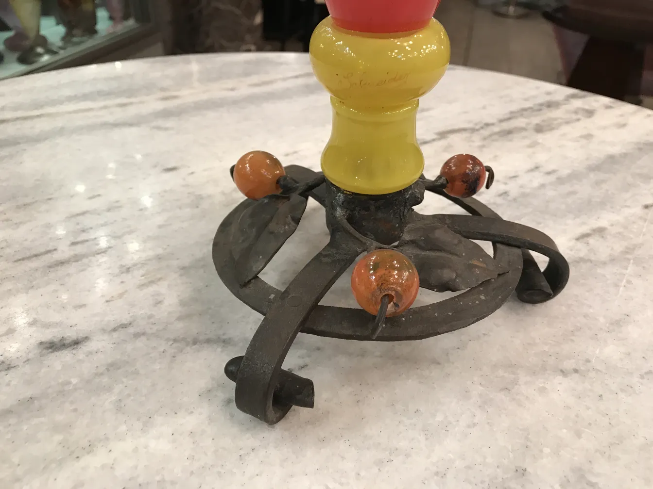 Basis aus signiertem Glas mit dekorativen Details und antikem Ambiente