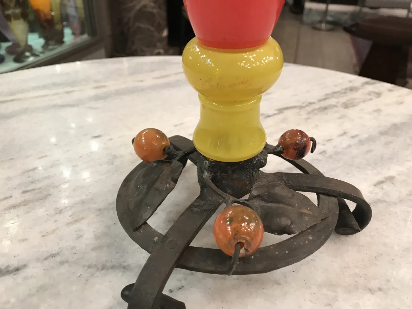 Vista de uma antiguidade, vidro assinado Schneider em amarelo e vermelho com detalhes decorativos.