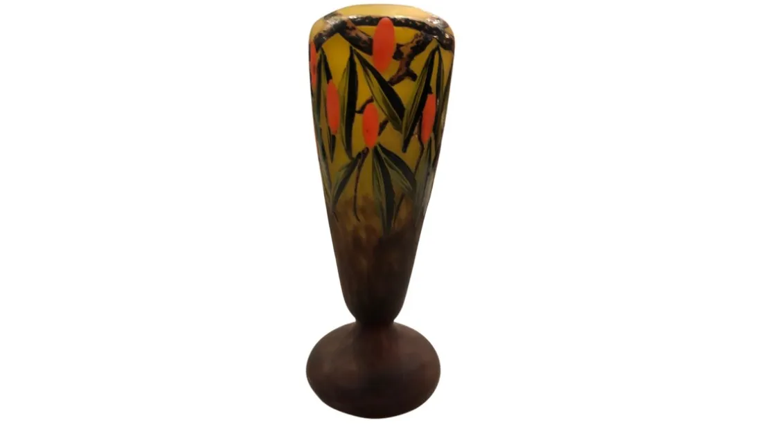 Vase décoratif en verre signé avec des fleurs rouges et vertes