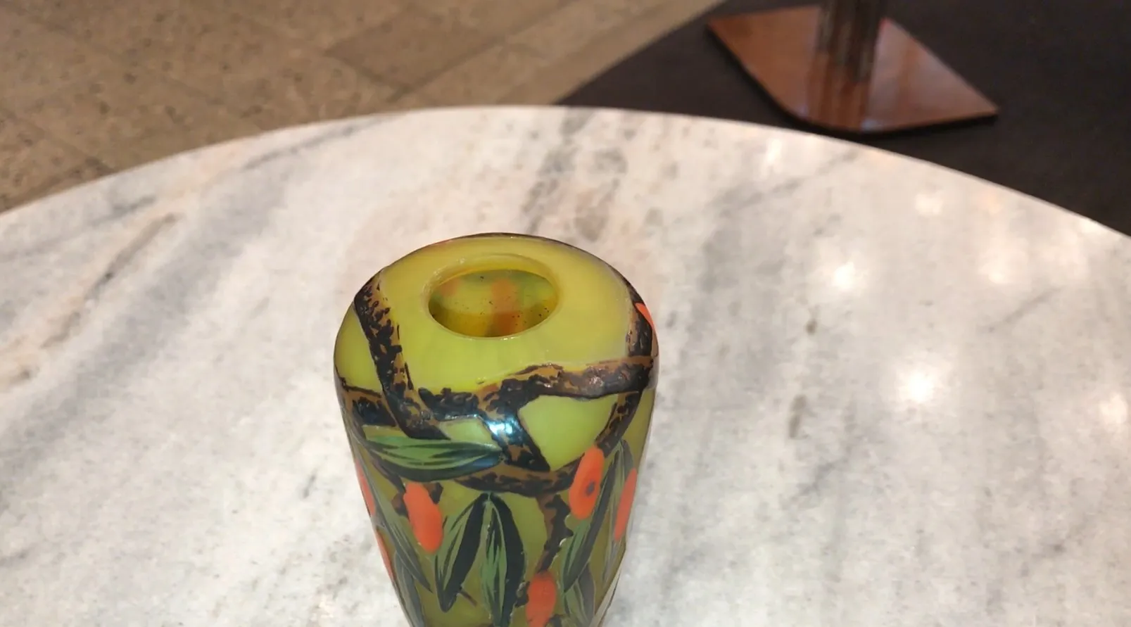 Antikes Glas mit dekorativem Blatt- und Zweigdesign